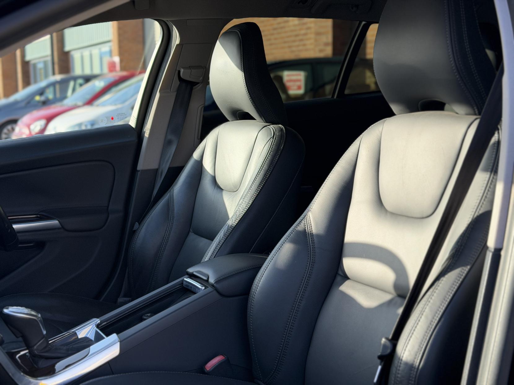 Volvo V60 3.0 T6 SE Premium Saloon 4dr Petrol Geartronic AWD Euro 5 (304 ps)