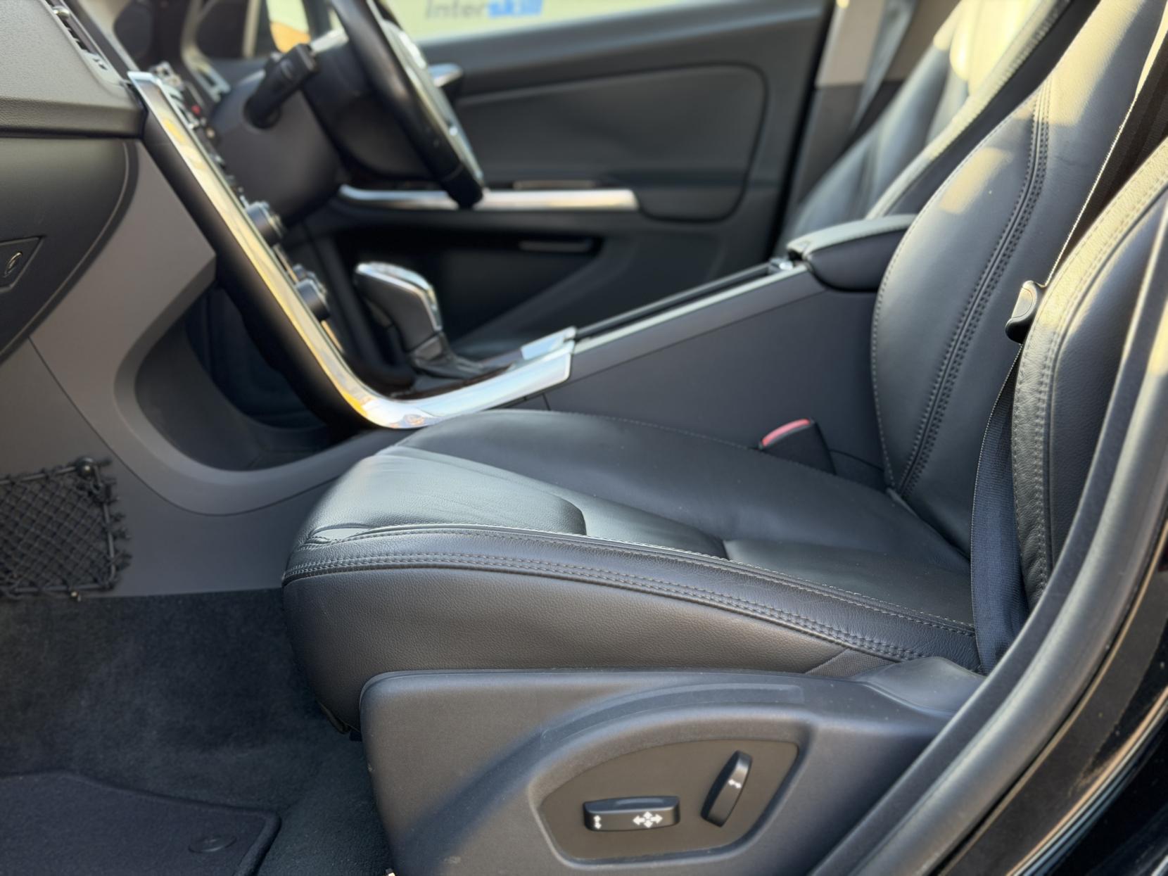 Volvo V60 3.0 T6 SE Premium Saloon 4dr Petrol Geartronic AWD Euro 5 (304 ps)