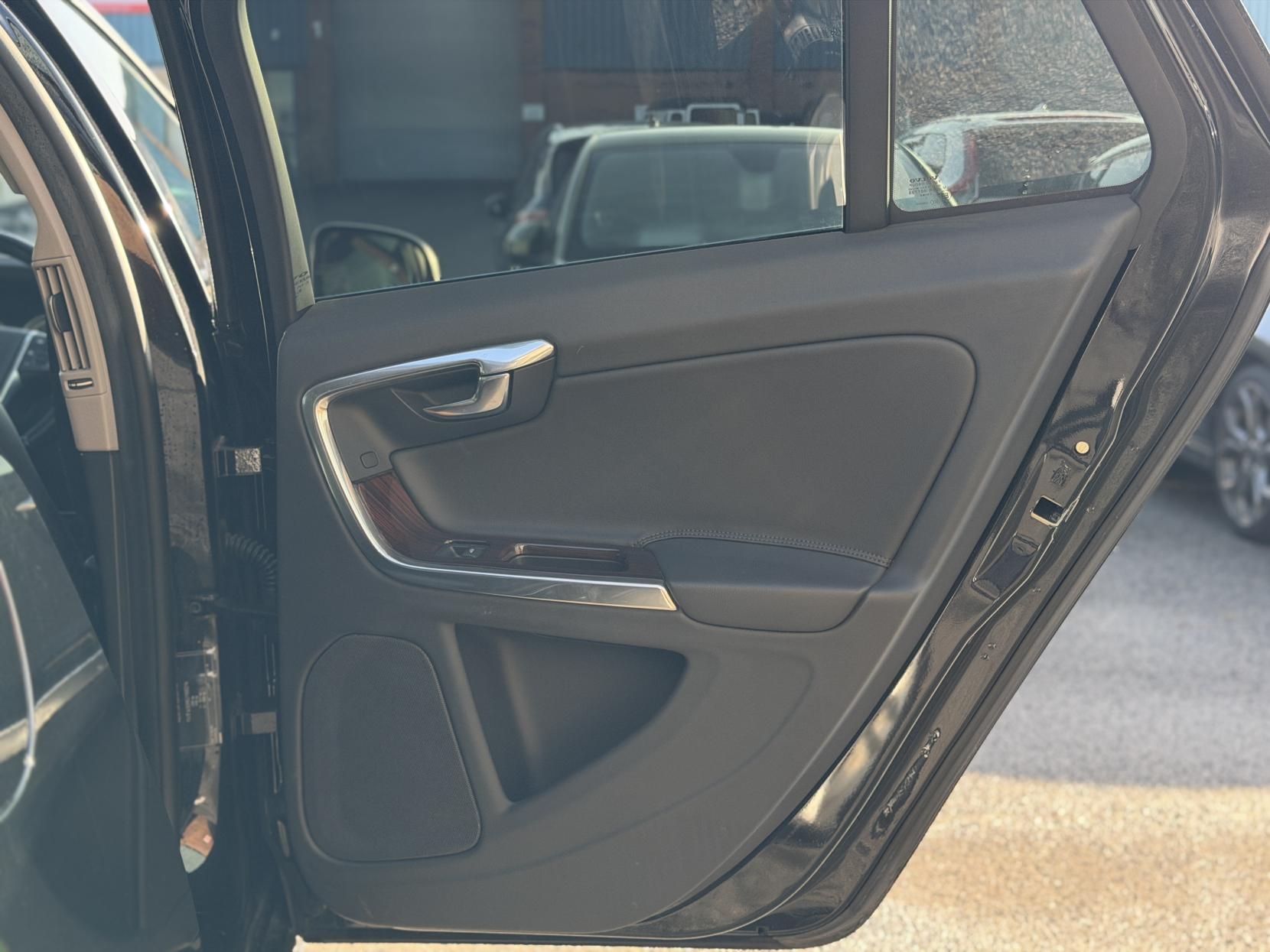 Volvo V60 3.0 T6 SE Premium Saloon 4dr Petrol Geartronic AWD Euro 5 (304 ps)