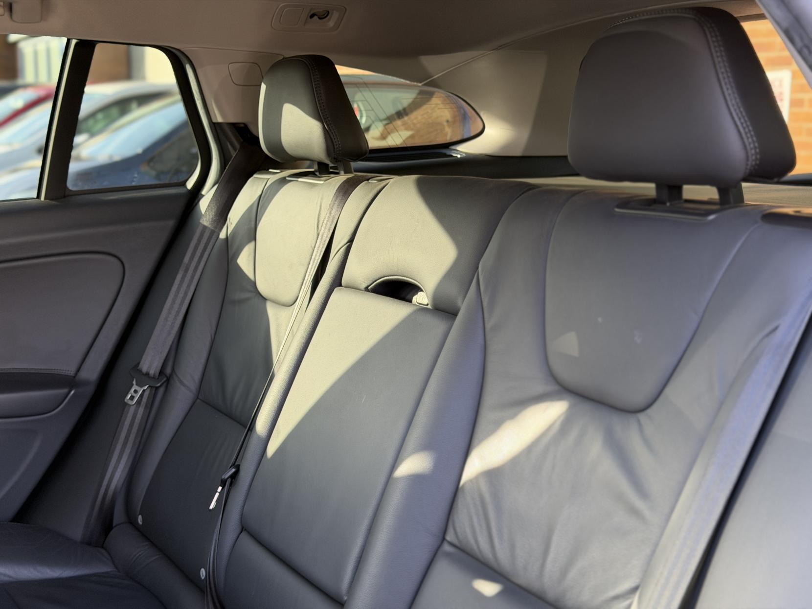 Volvo V60 3.0 T6 SE Premium Saloon 4dr Petrol Geartronic AWD Euro 5 (304 ps)