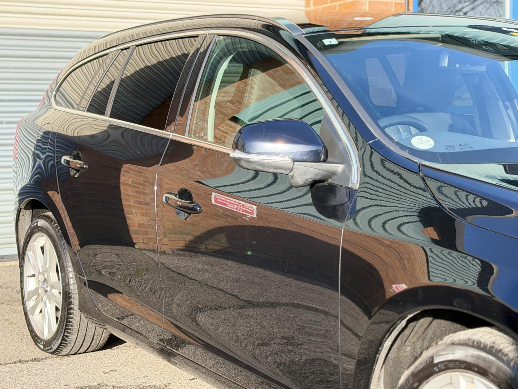 Volvo V60 3.0 T6 SE Premium Saloon 4dr Petrol Geartronic AWD Euro 5 (304 ps)