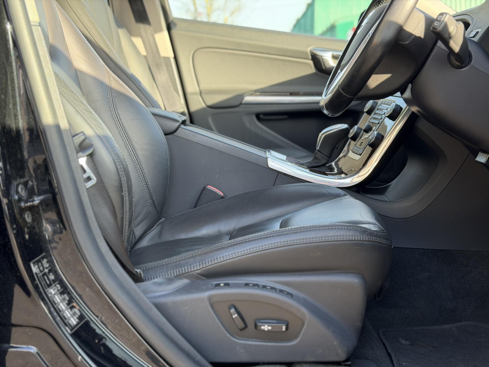 Volvo V60 3.0 T6 SE Premium Saloon 4dr Petrol Geartronic AWD Euro 5 (304 ps)