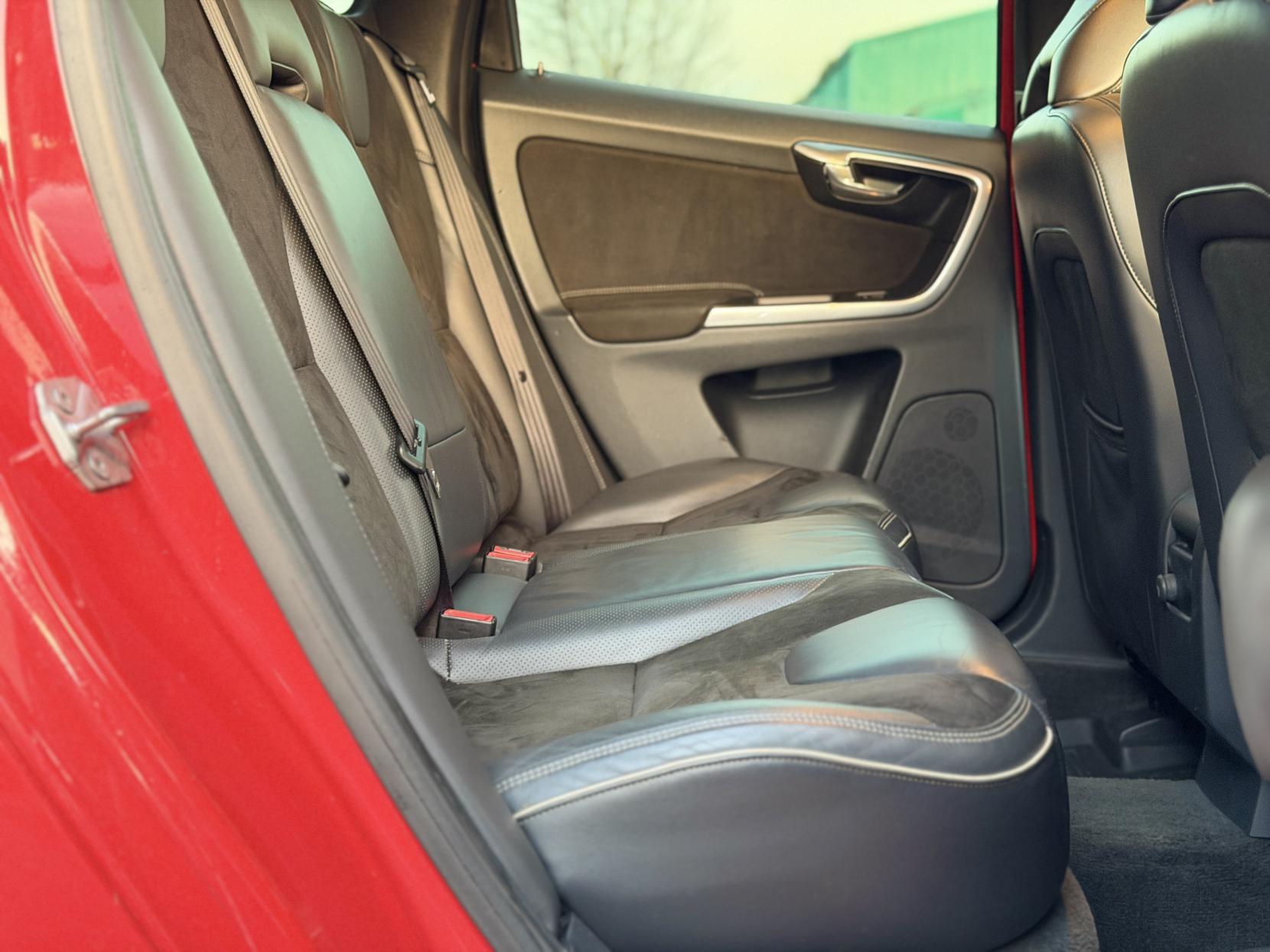 Volvo XC60 2.4 D4 R-Design SUV 5dr Diesel Geartronic AWD Euro 5 (181 ps)