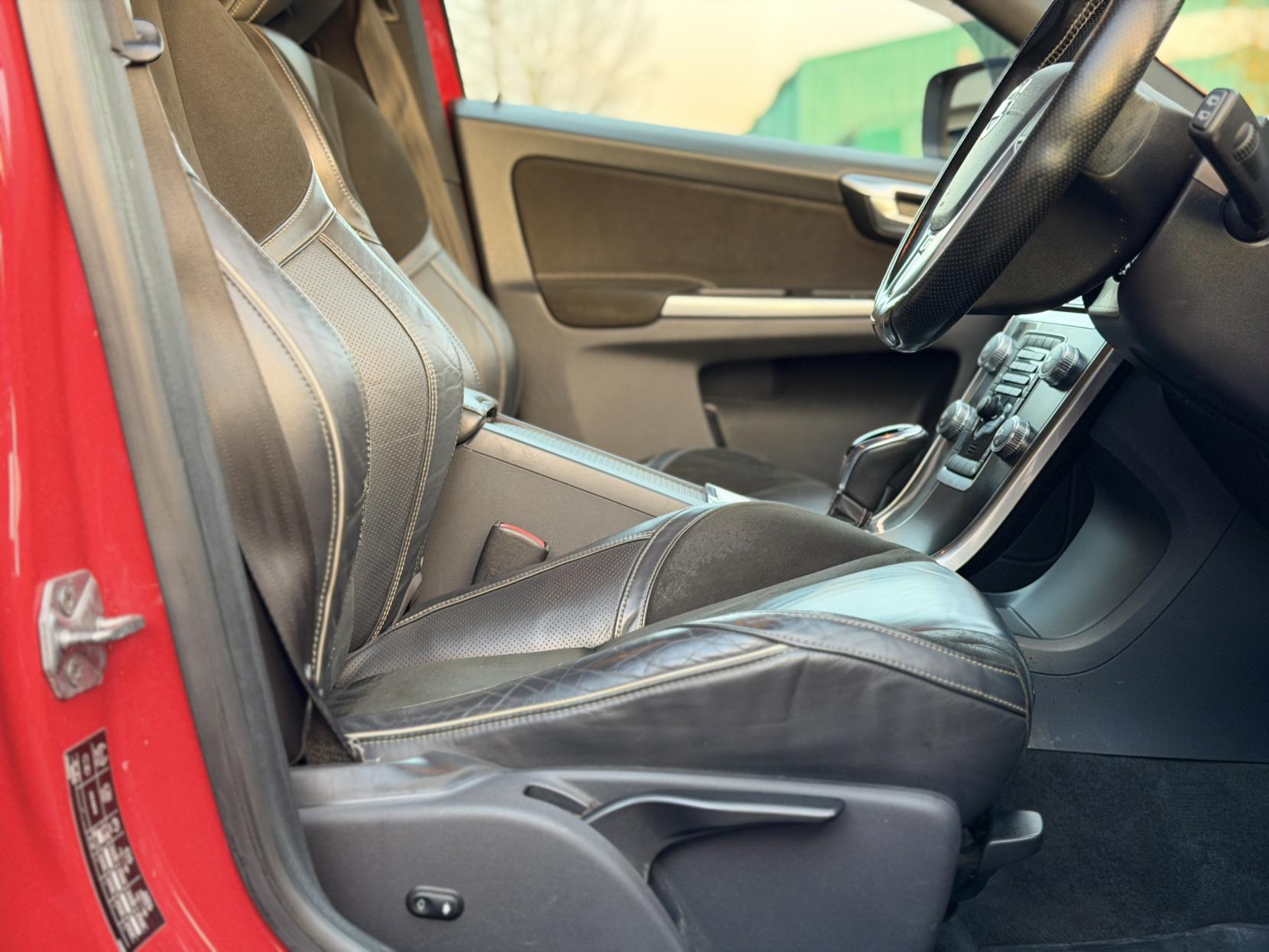 Volvo XC60 2.4 D4 R-Design SUV 5dr Diesel Geartronic AWD Euro 5 (181 ps)