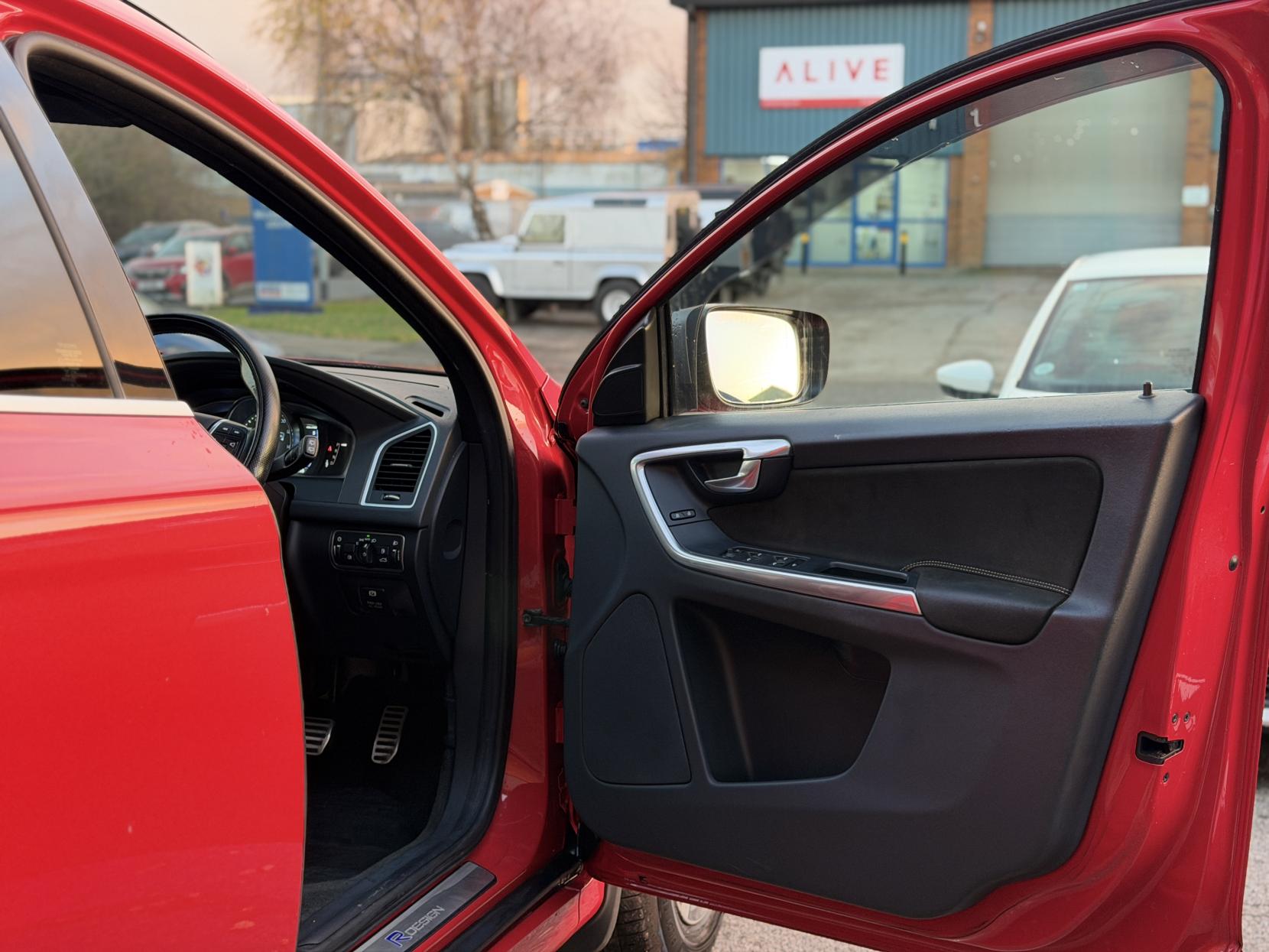 Volvo XC60 2.4 D4 R-Design SUV 5dr Diesel Geartronic AWD Euro 5 (181 ps)