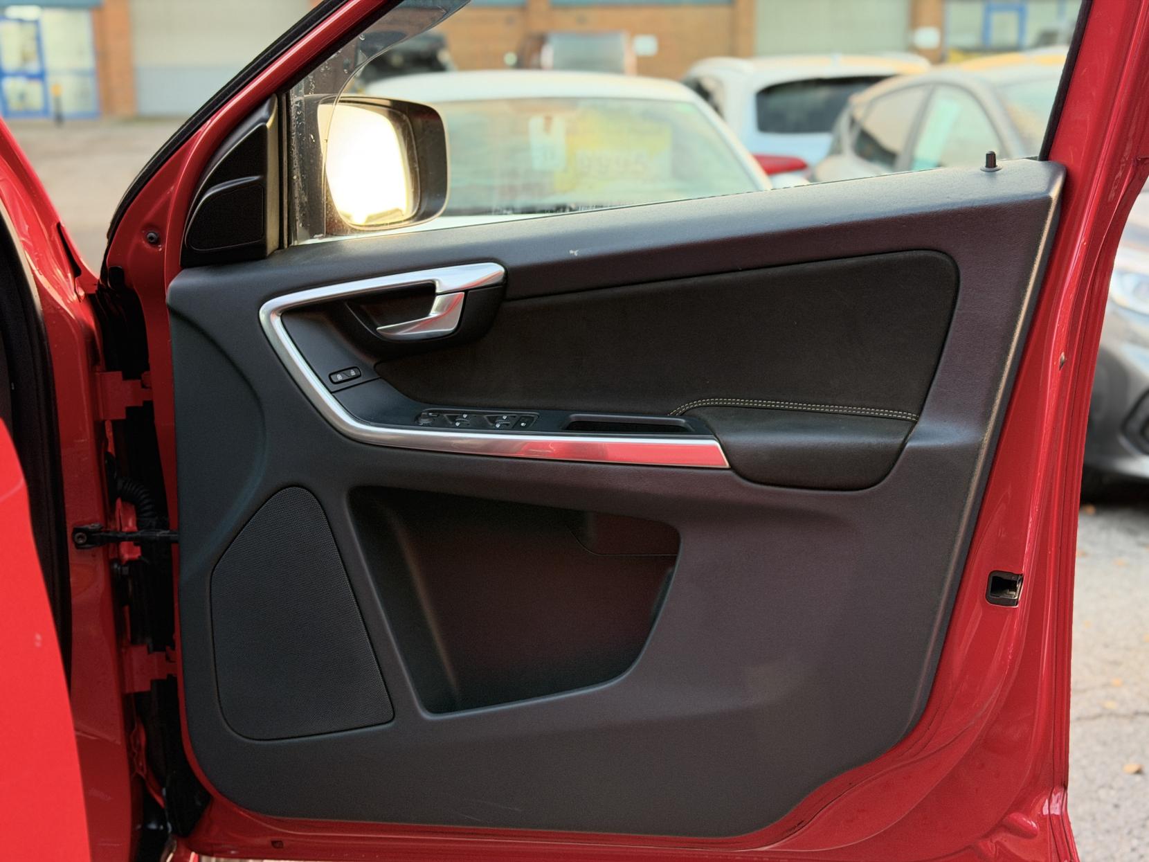 Volvo XC60 2.4 D4 R-Design SUV 5dr Diesel Geartronic AWD Euro 5 (181 ps)