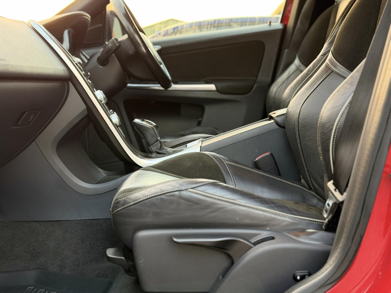 Volvo XC60 2.4 D4 R-Design SUV 5dr Diesel Geartronic AWD Euro 5 (181 ps)