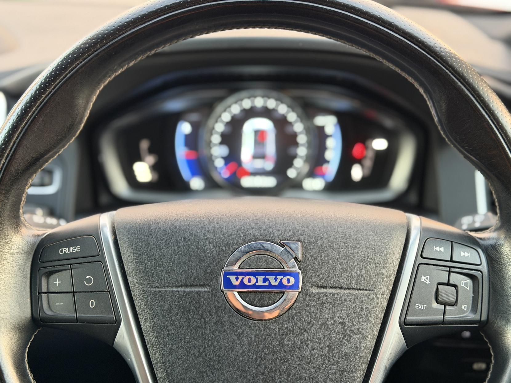 Volvo XC60 2.4 D4 R-Design SUV 5dr Diesel Geartronic AWD Euro 5 (181 ps)