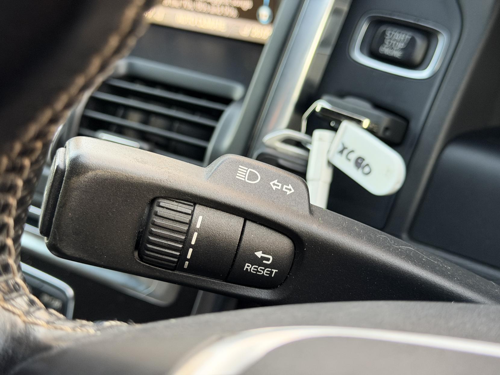 Volvo XC60 2.4 D4 R-Design SUV 5dr Diesel Geartronic AWD Euro 5 (181 ps)