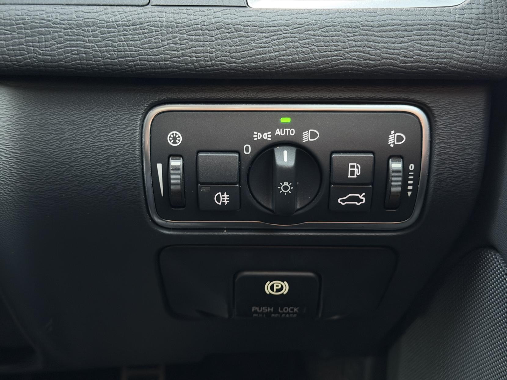 Volvo XC60 2.4 D4 R-Design SUV 5dr Diesel Geartronic AWD Euro 5 (181 ps)