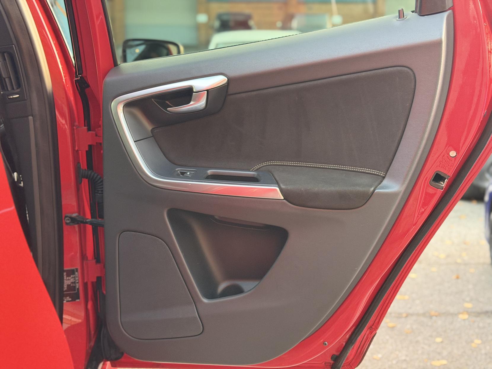 Volvo XC60 2.4 D4 R-Design SUV 5dr Diesel Geartronic AWD Euro 5 (181 ps)