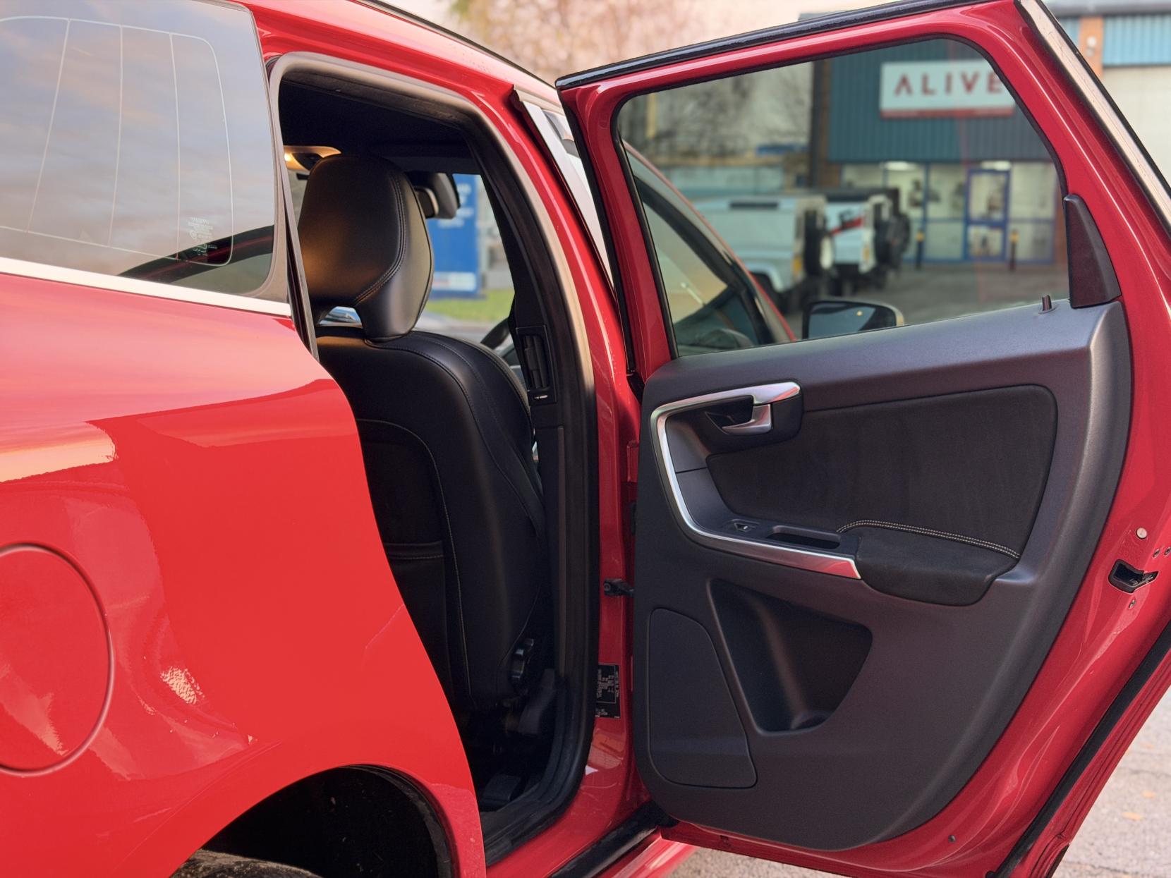 Volvo XC60 2.4 D4 R-Design SUV 5dr Diesel Geartronic AWD Euro 5 (181 ps)