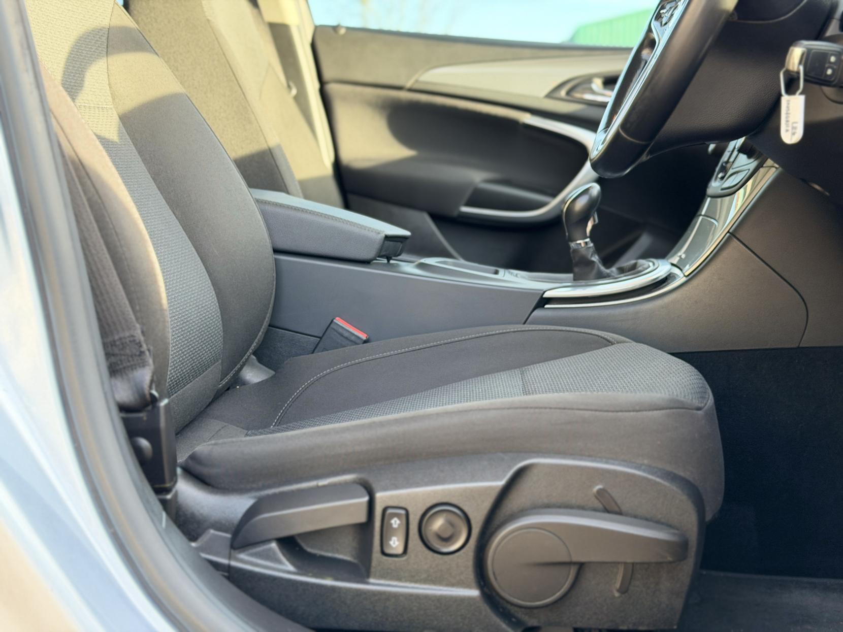 Vauxhall Insignia 2.0 CDTi ecoFLEX Design Nav Sports Tourer 5dr Diesel Manual Euro 6 (s/s) (170 ps)