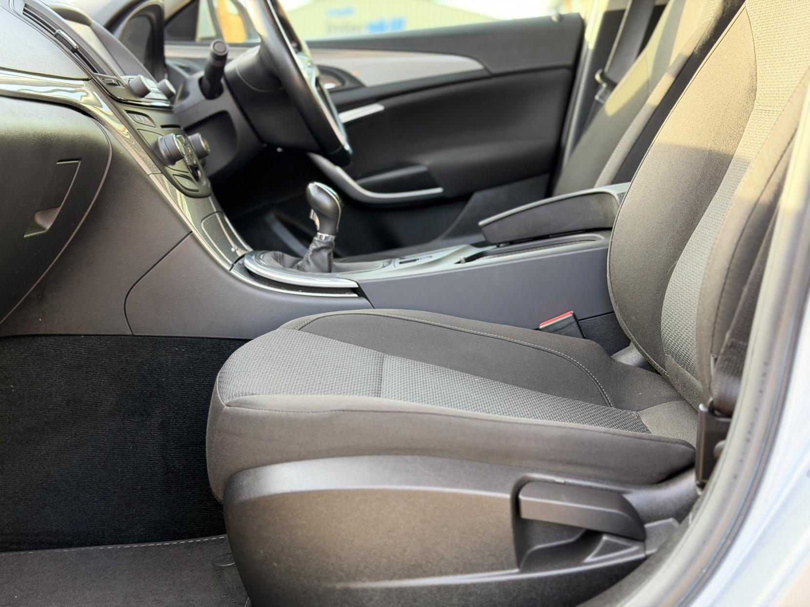 Vauxhall Insignia 2.0 CDTi ecoFLEX Design Nav Sports Tourer 5dr Diesel Manual Euro 6 (s/s) (170 ps)