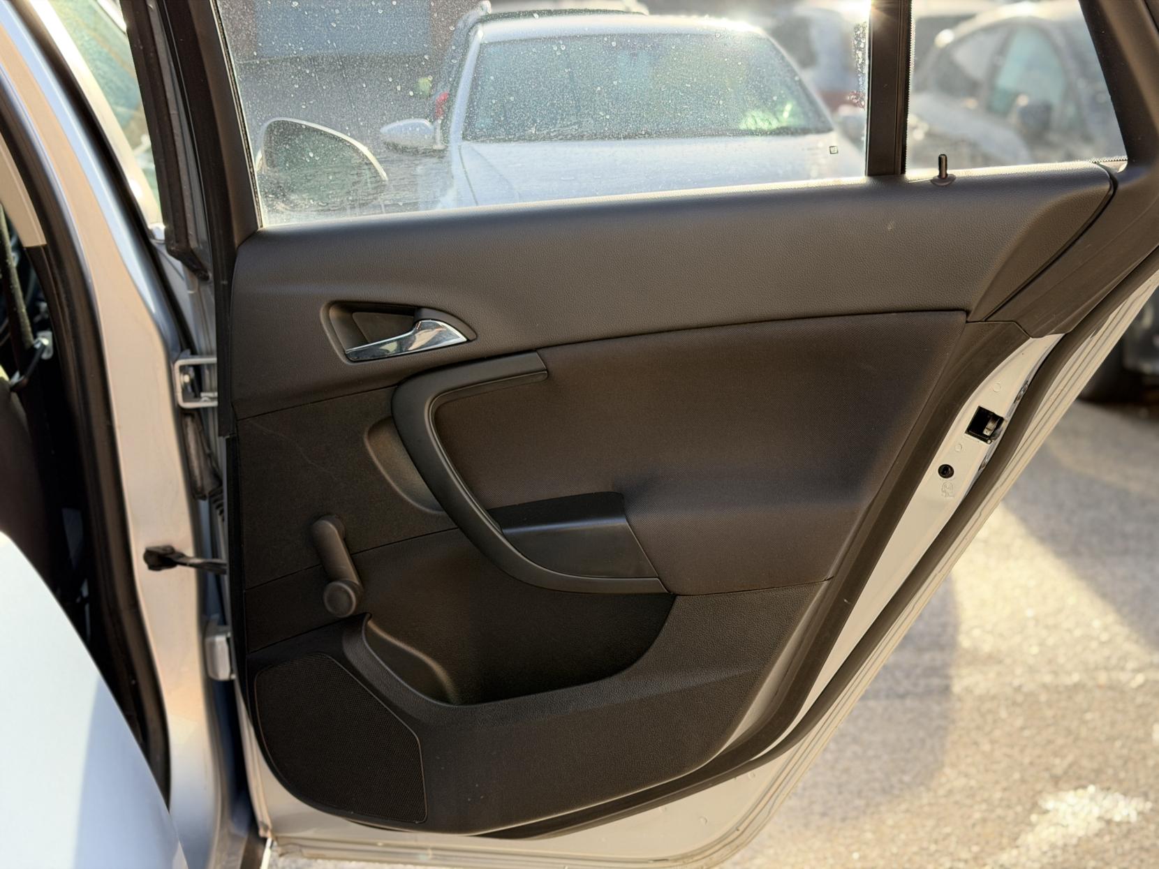 Vauxhall Insignia 2.0 CDTi ecoFLEX Design Nav Sports Tourer 5dr Diesel Manual Euro 6 (s/s) (170 ps)