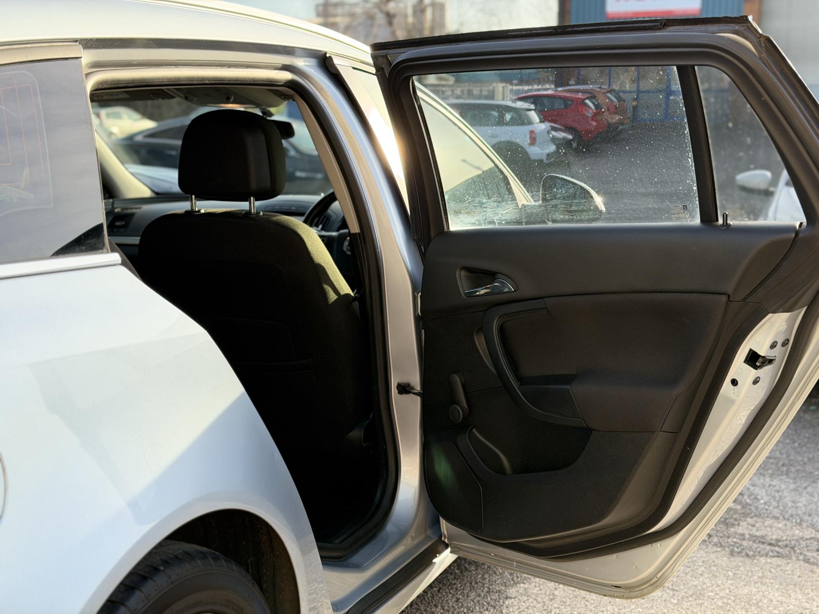 Vauxhall Insignia 2.0 CDTi ecoFLEX Design Nav Sports Tourer 5dr Diesel Manual Euro 6 (s/s) (170 ps)