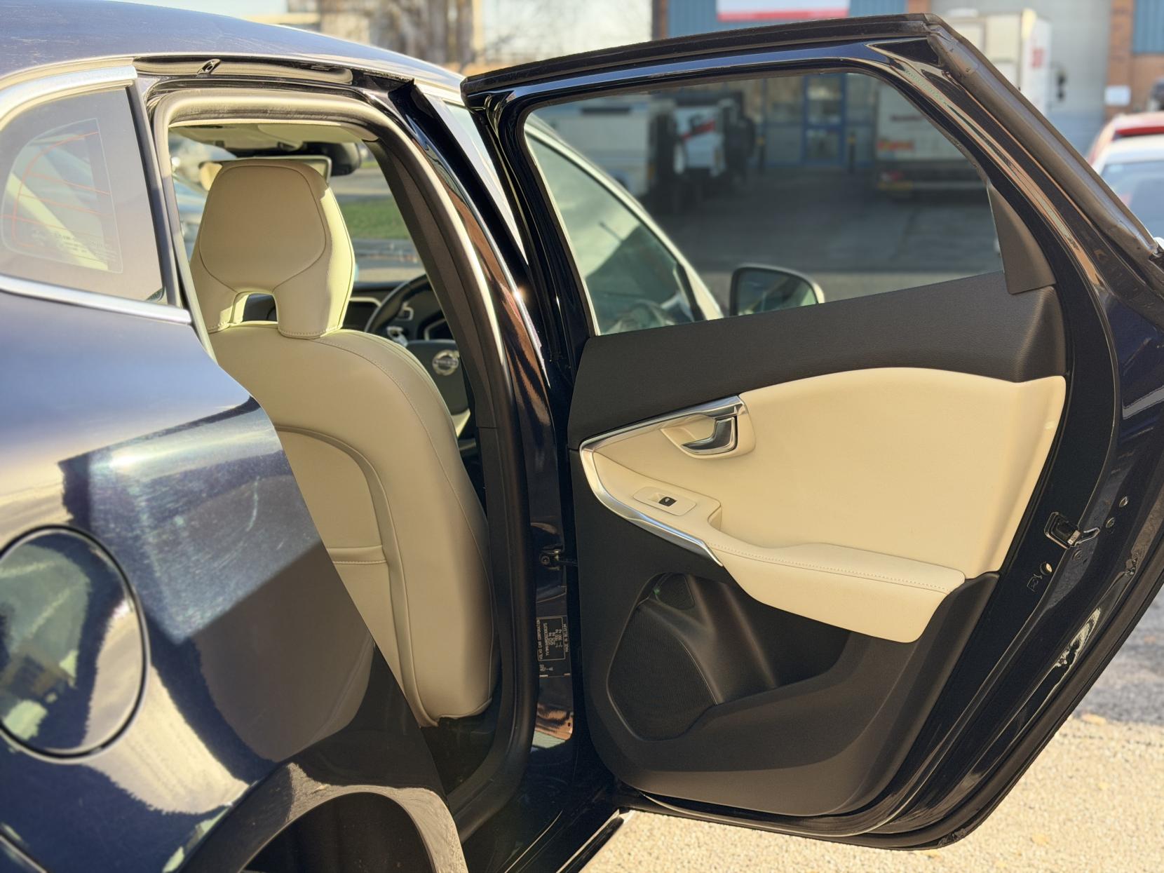 Volvo V40 2.0 D4 SE Lux Nav Hatchback 5dr Diesel Geartronic Euro 6 (s/s) (190 ps)