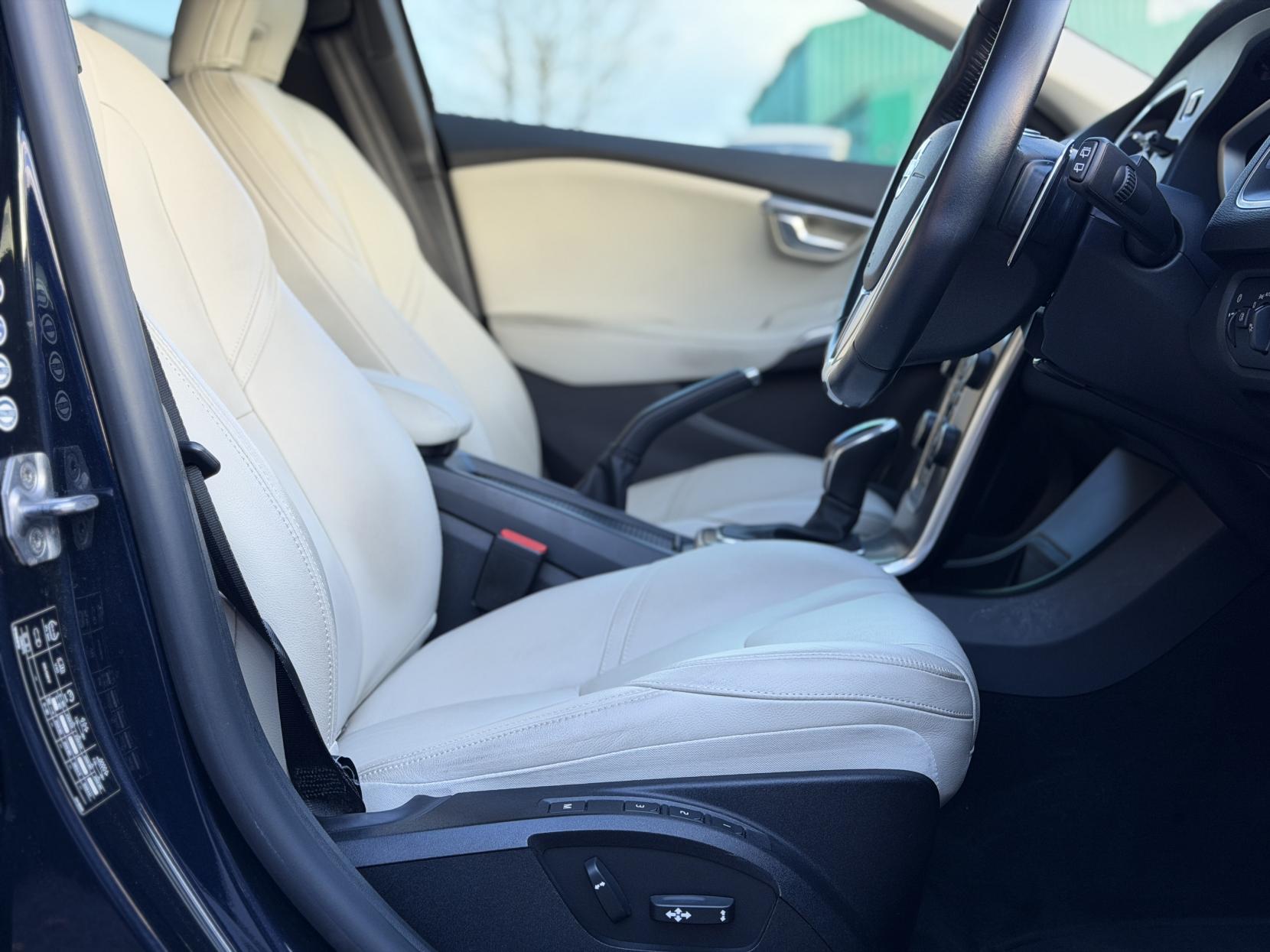 Volvo V40 2.0 D4 SE Lux Nav Hatchback 5dr Diesel Geartronic Euro 6 (s/s) (190 ps)