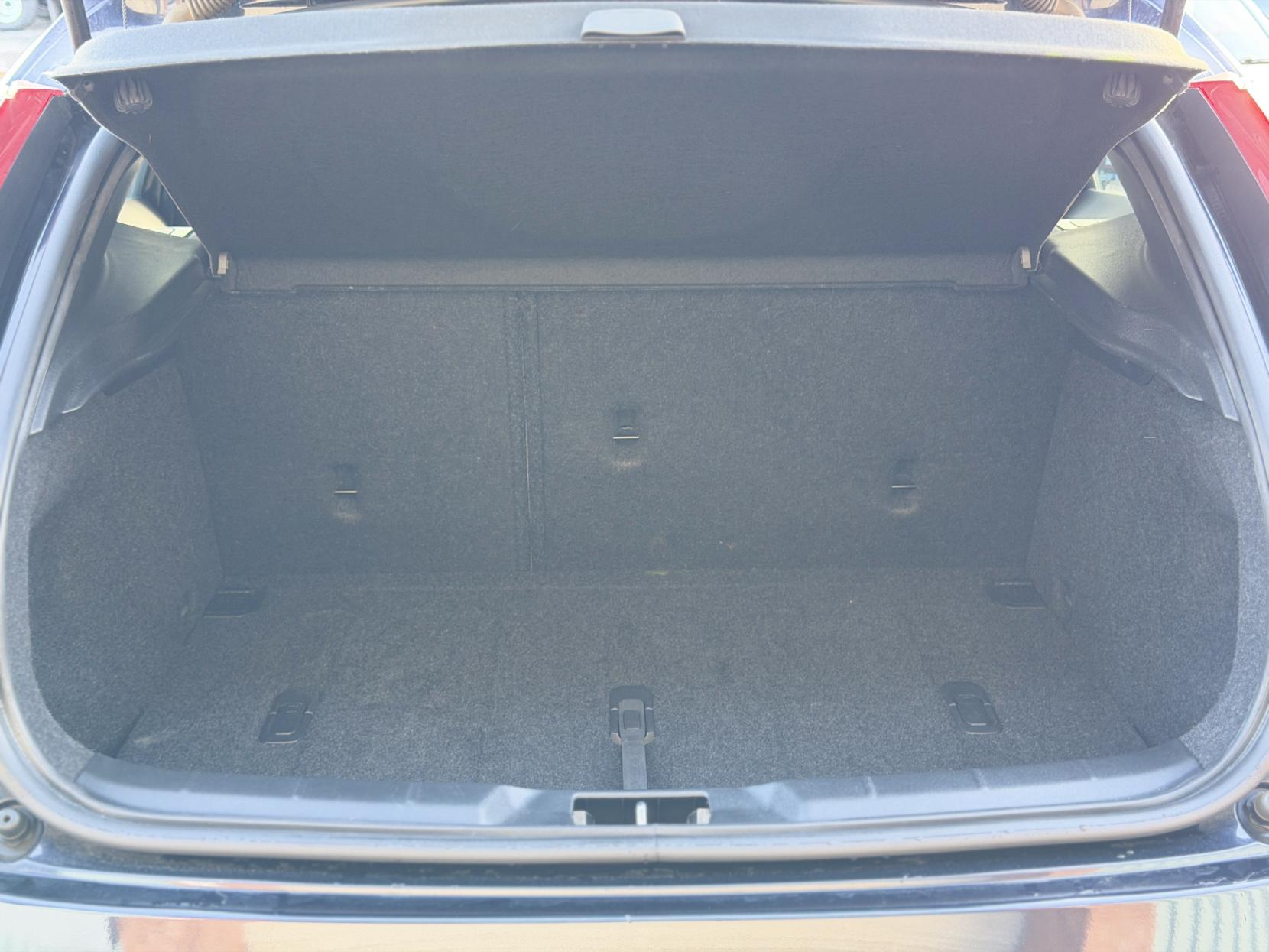 Volvo V40 2.0 D4 SE Lux Nav Hatchback 5dr Diesel Geartronic Euro 6 (s/s) (190 ps)