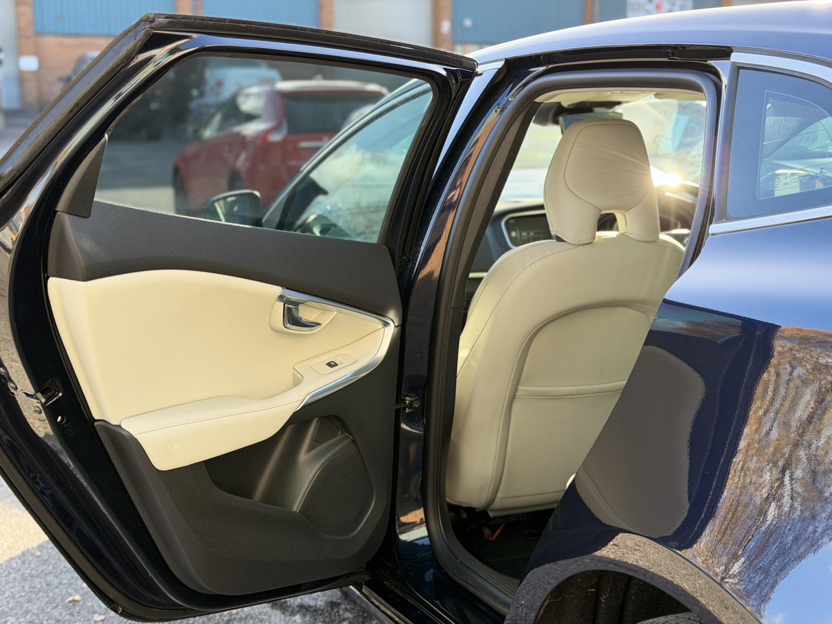 Volvo V40 2.0 D4 SE Lux Nav Hatchback 5dr Diesel Geartronic Euro 6 (s/s) (190 ps)