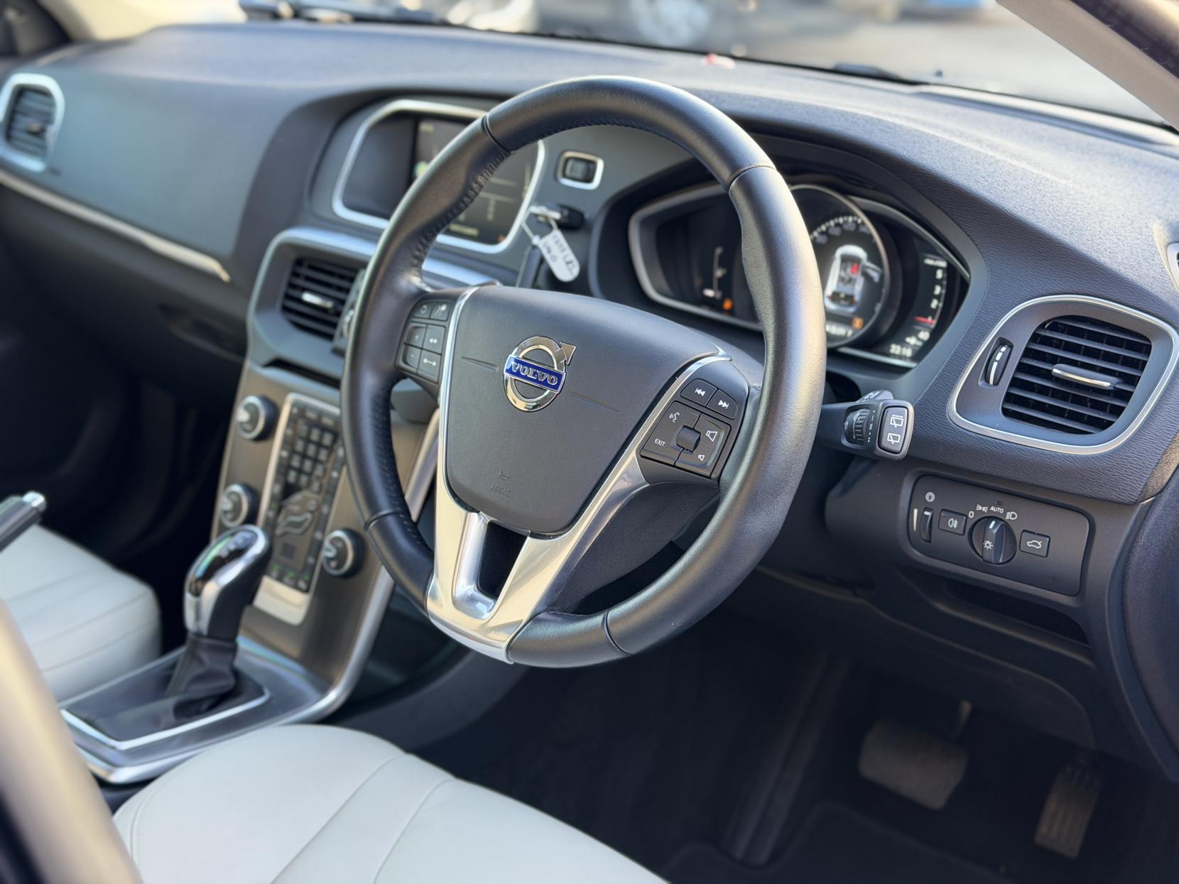 Volvo V40 2.0 D4 SE Lux Nav Hatchback 5dr Diesel Geartronic Euro 6 (s/s) (190 ps)