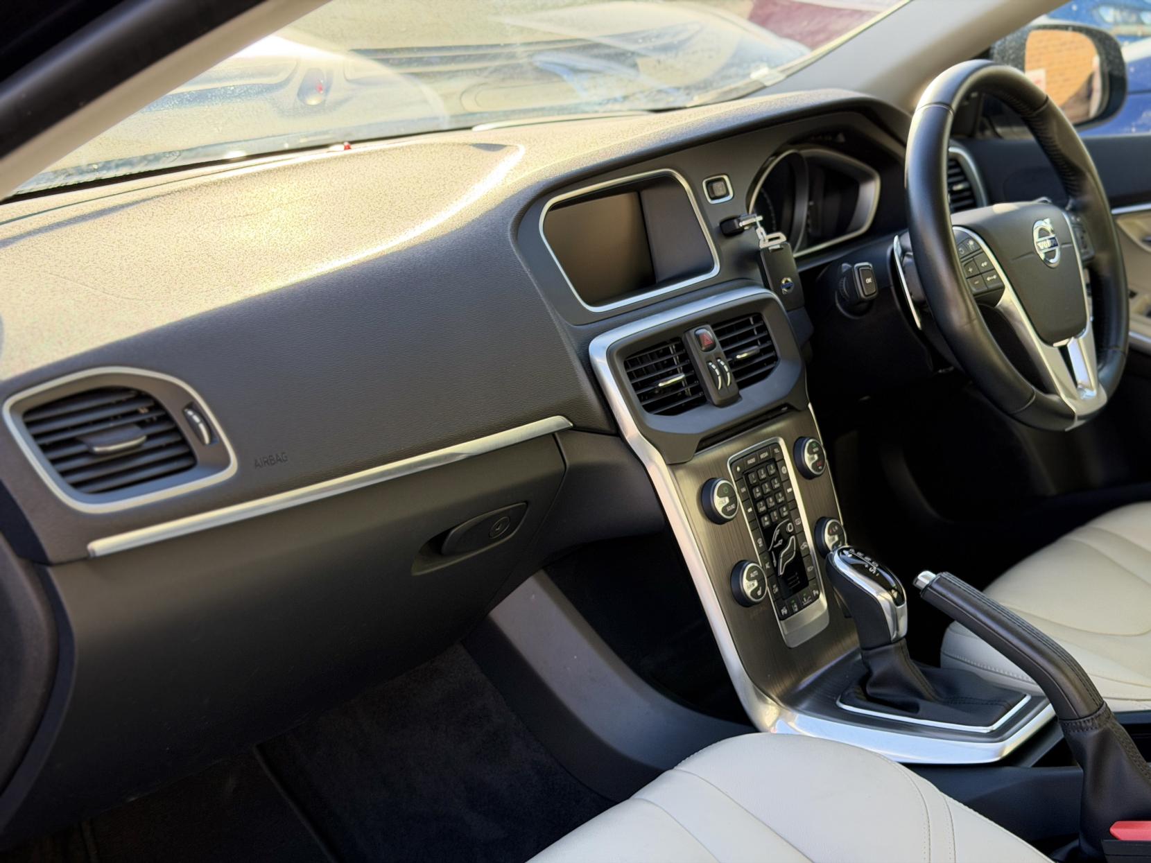 Volvo V40 2.0 D4 SE Lux Nav Hatchback 5dr Diesel Geartronic Euro 6 (s/s) (190 ps)