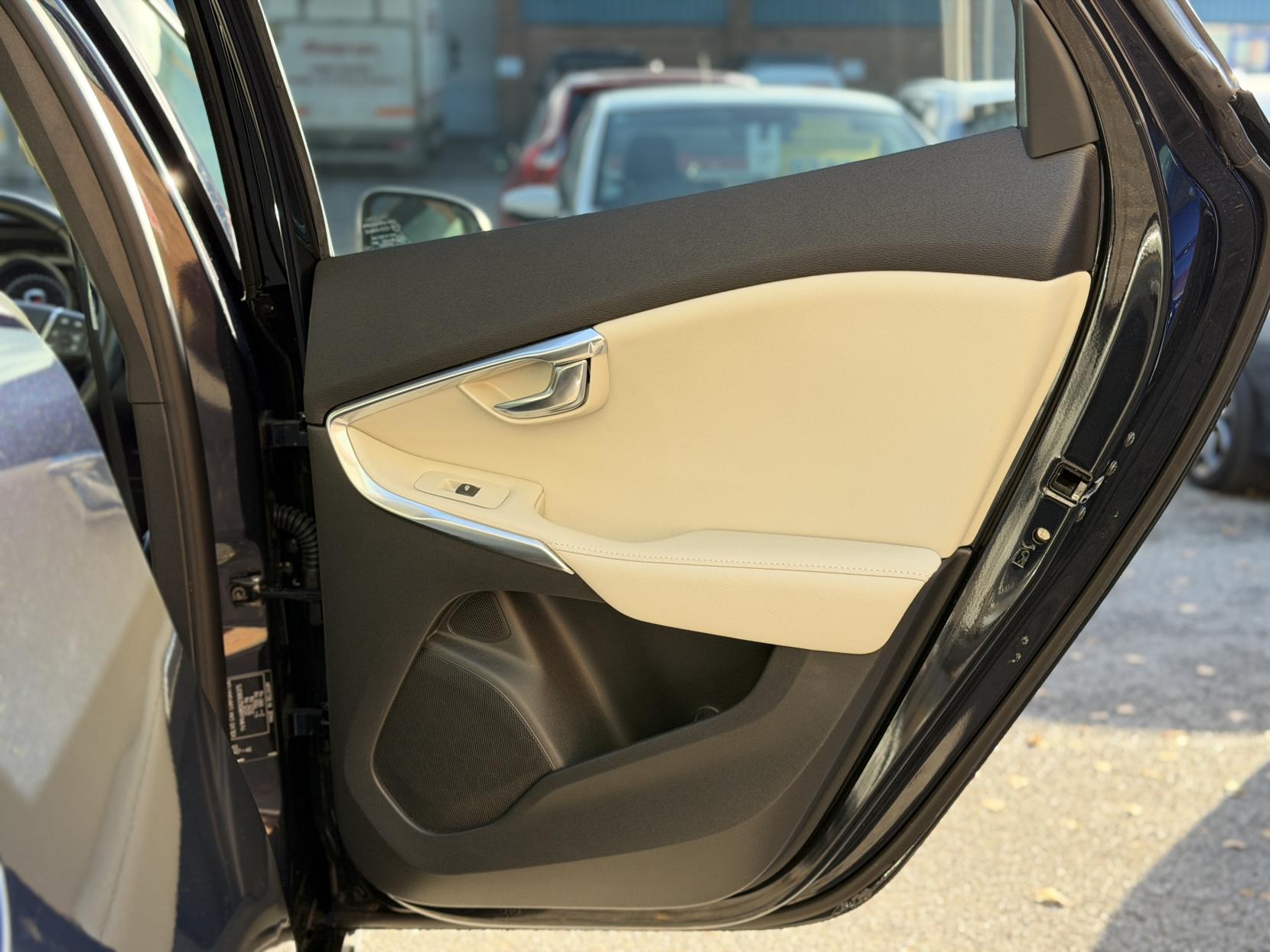 Volvo V40 2.0 D4 SE Lux Nav Hatchback 5dr Diesel Geartronic Euro 6 (s/s) (190 ps)