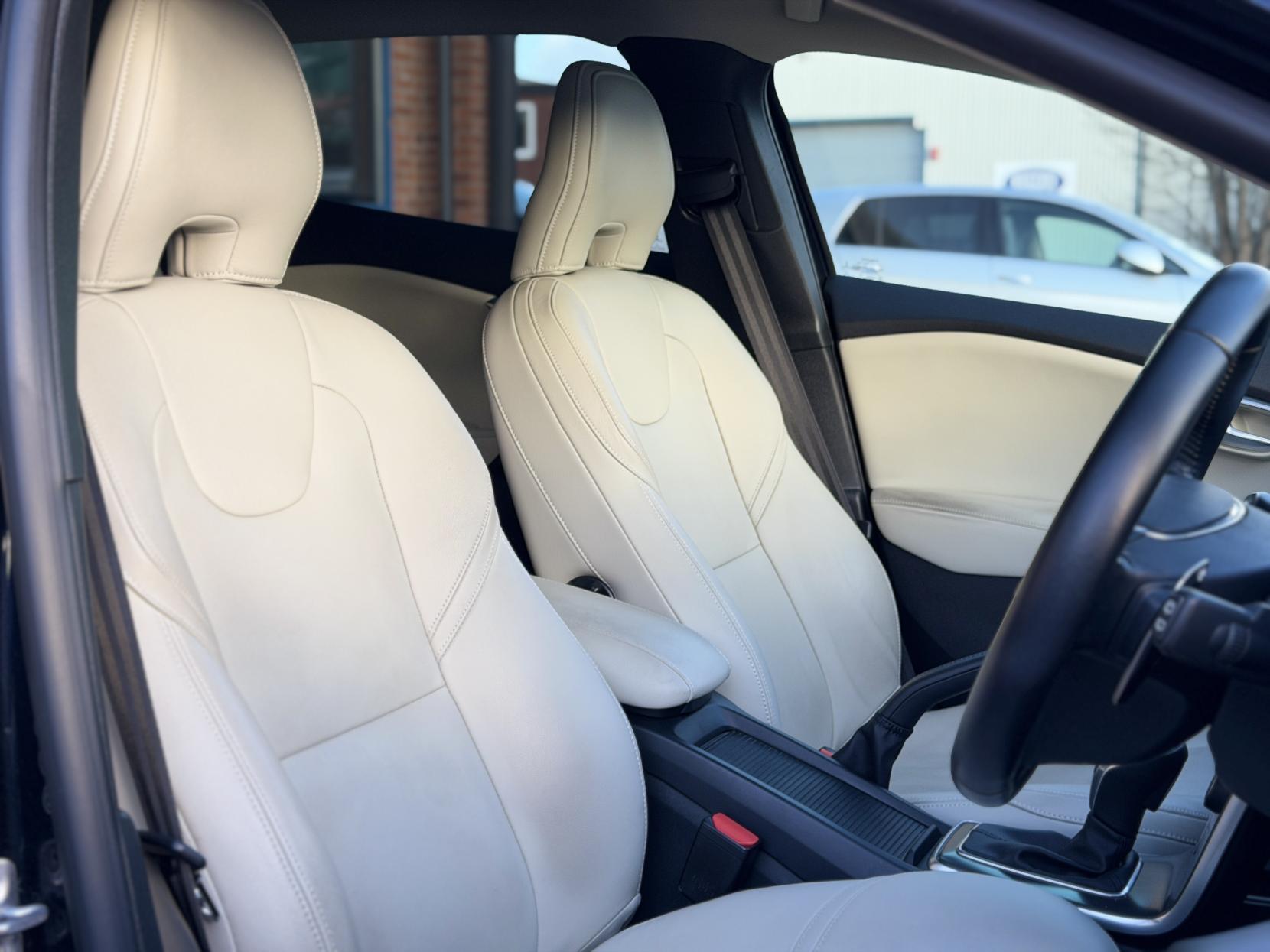 Volvo V40 2.0 D4 SE Lux Nav Hatchback 5dr Diesel Geartronic Euro 6 (s/s) (190 ps)