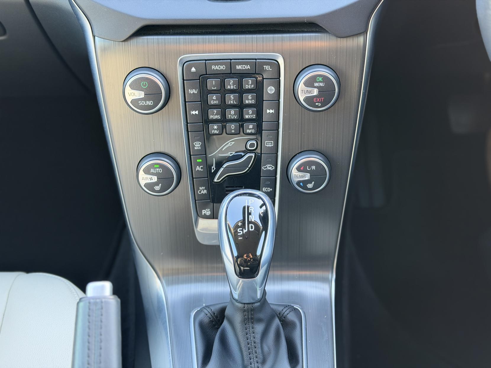 Volvo V40 2.0 D4 SE Lux Nav Hatchback 5dr Diesel Geartronic Euro 6 (s/s) (190 ps)