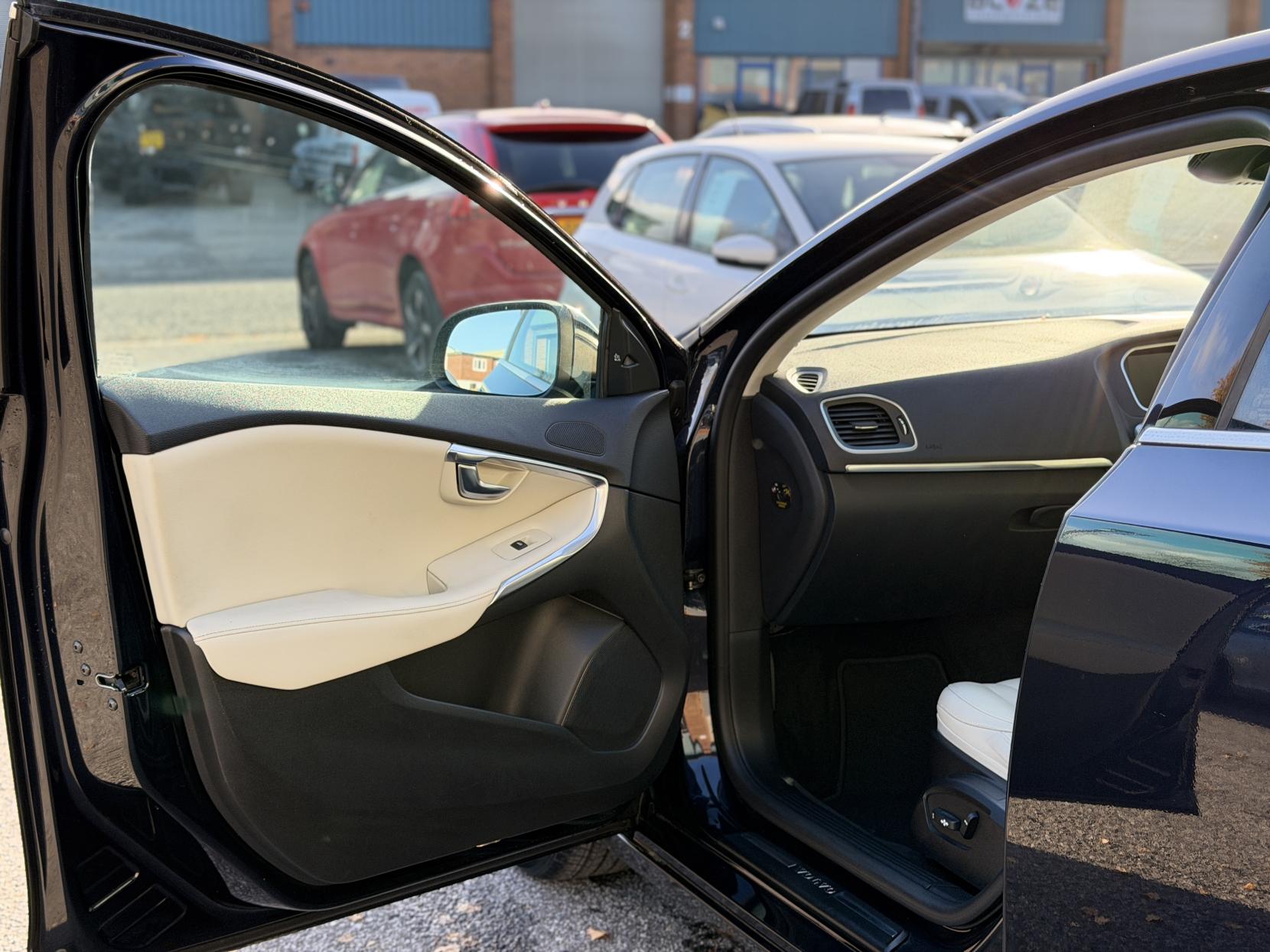 Volvo V40 2.0 D4 SE Lux Nav Hatchback 5dr Diesel Geartronic Euro 6 (s/s) (190 ps)