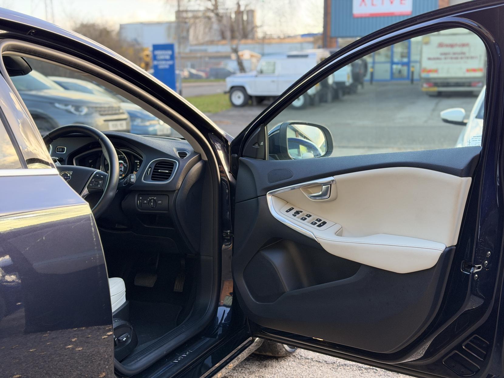 Volvo V40 2.0 D4 SE Lux Nav Hatchback 5dr Diesel Geartronic Euro 6 (s/s) (190 ps)