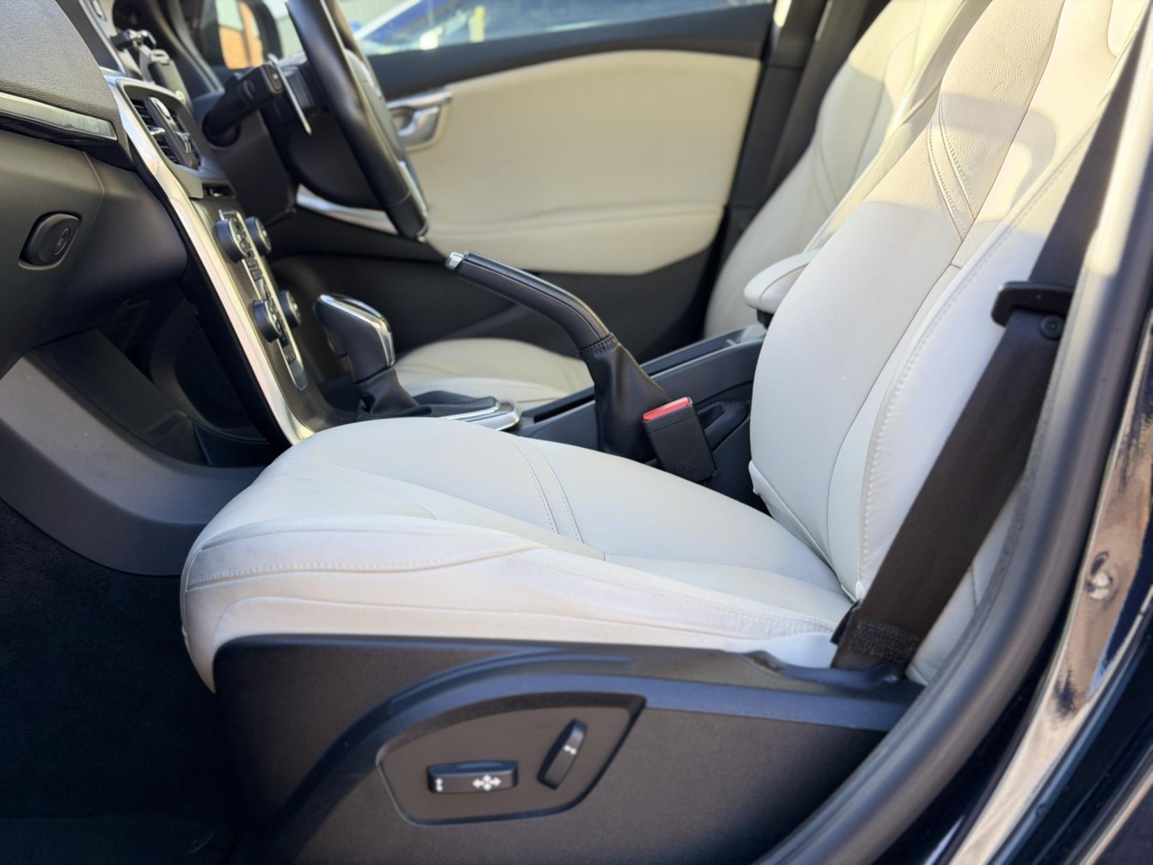 Volvo V40 2.0 D4 SE Lux Nav Hatchback 5dr Diesel Geartronic Euro 6 (s/s) (190 ps)