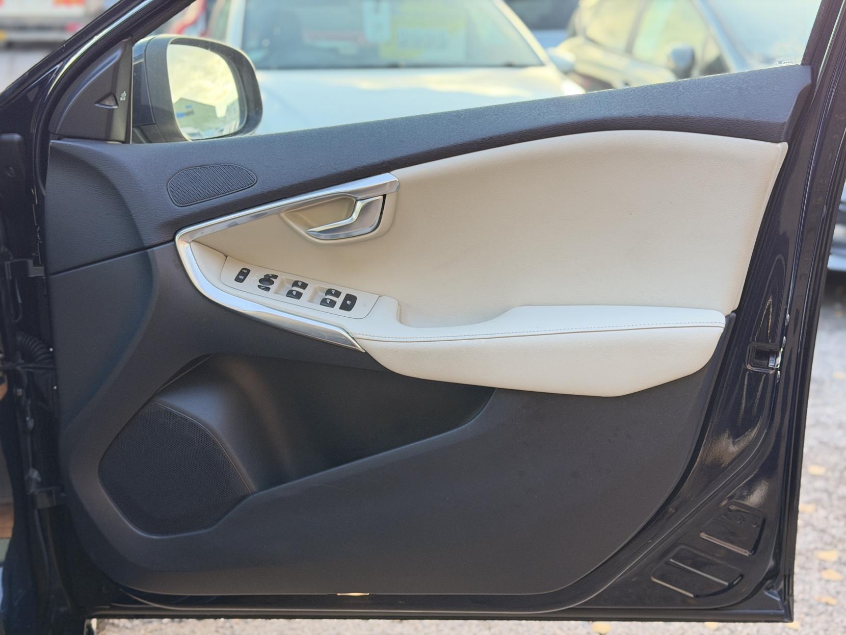 Volvo V40 2.0 D4 SE Lux Nav Hatchback 5dr Diesel Geartronic Euro 6 (s/s) (190 ps)