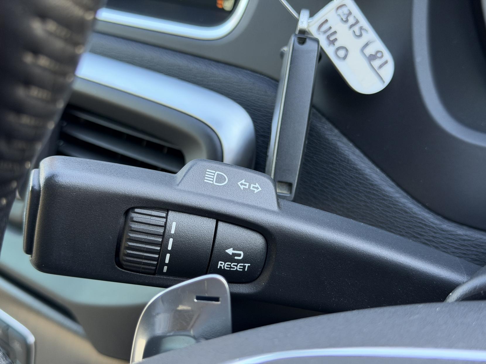 Volvo V40 2.0 D4 SE Lux Nav Hatchback 5dr Diesel Geartronic Euro 6 (s/s) (190 ps)