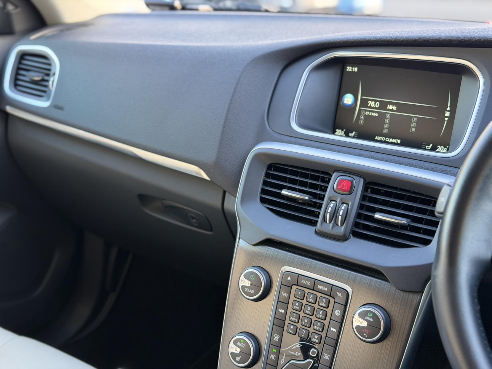 Volvo V40 2.0 D4 SE Lux Nav Hatchback 5dr Diesel Geartronic Euro 6 (s/s) (190 ps)