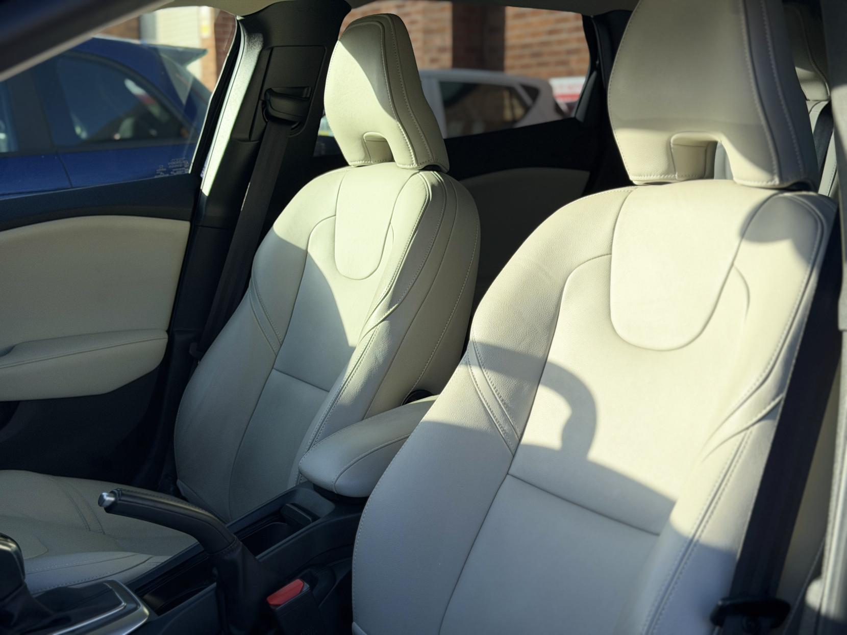 Volvo V40 2.0 D4 SE Lux Nav Hatchback 5dr Diesel Geartronic Euro 6 (s/s) (190 ps)