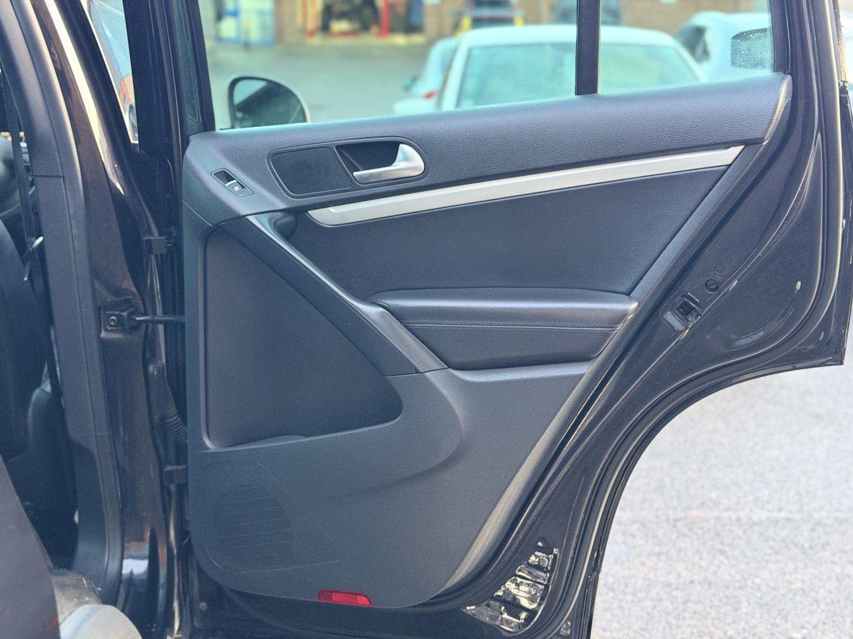 Volkswagen Tiguan 2.0 TDI BlueMotion Tech R-Line Edition SUV 5dr Diesel DSG 4WD Euro 6 (s/s) (150 ps)