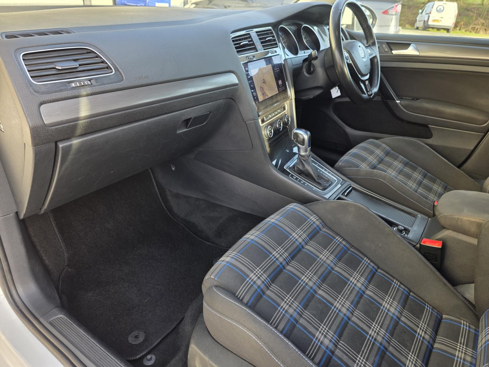 Volkswagen e-Golf 35.8kWh e-Golf Hatchback 5dr Electric Auto (136 ps)