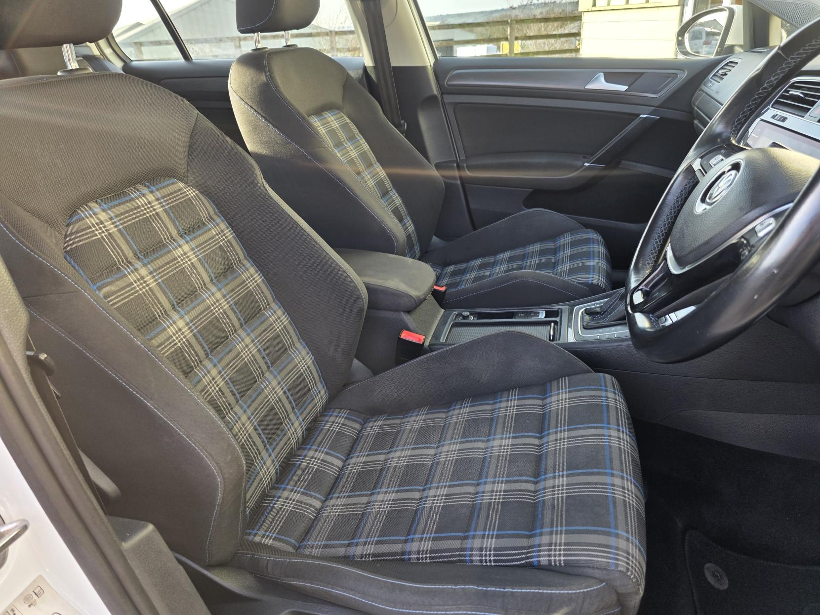 Volkswagen e-Golf 35.8kWh e-Golf Hatchback 5dr Electric Auto (136 ps)