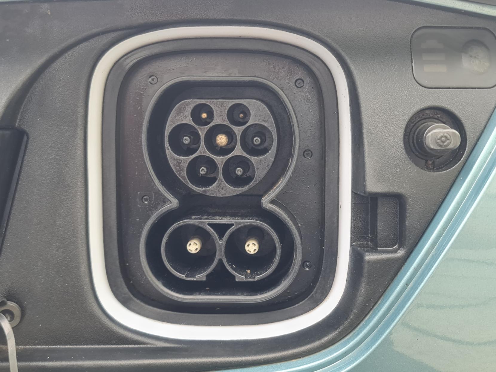 Hyundai KONA 64kWh Premium SUV 5dr Electric Auto (10.5kW Charger) (204 ps)