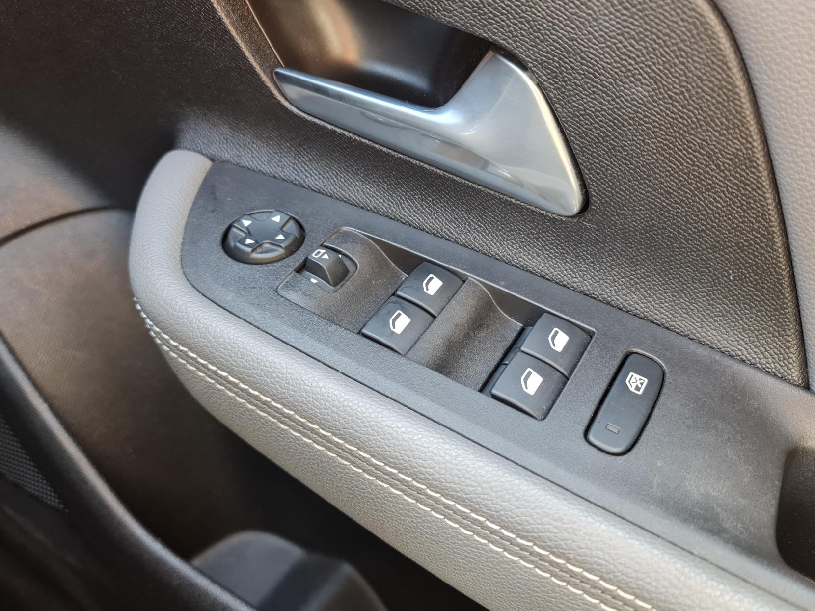 Vauxhall Mokka Electric 50kWh Elite Nav Premium SUV 5dr Electric Auto (136 ps)