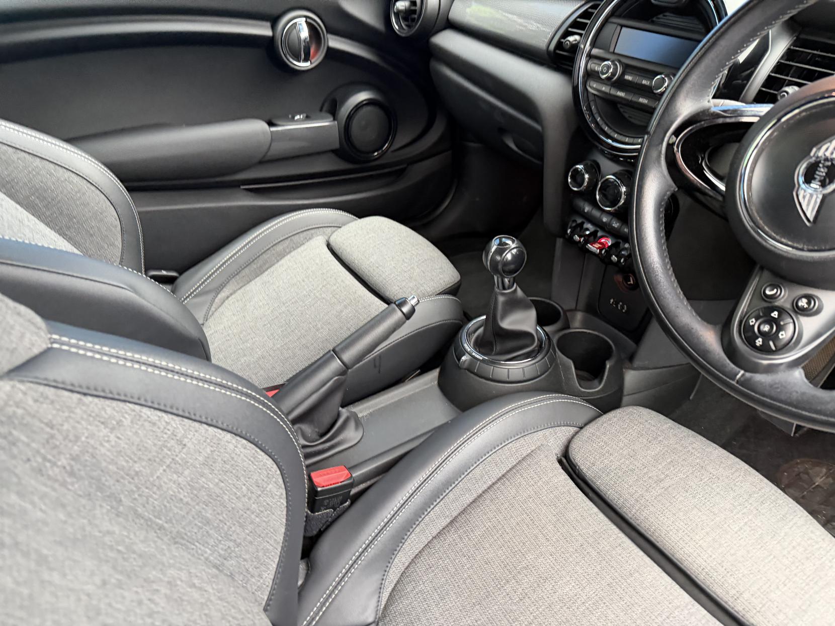 2014 Mini Hatch thumbnail 4