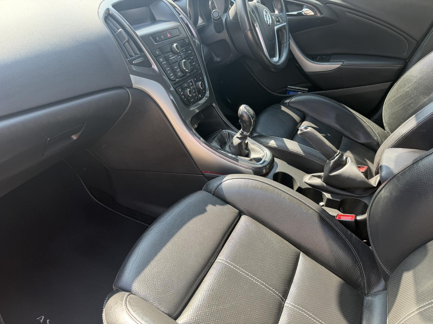 2013 Vauxhall Astra thumbnail 4