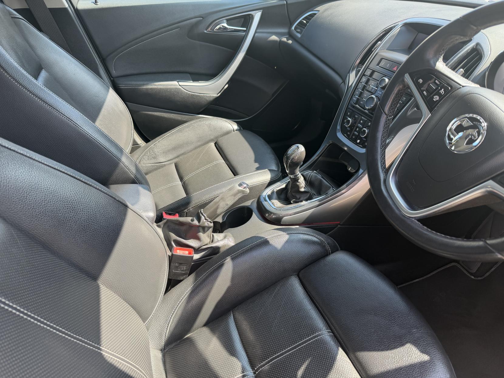 2013 Vauxhall Astra thumbnail 6