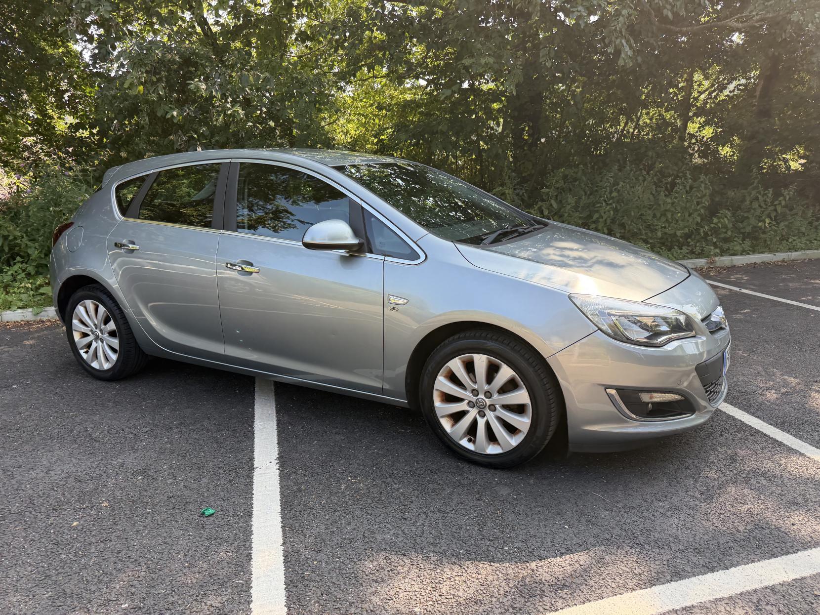 2013 Vauxhall Astra thumbnail 22