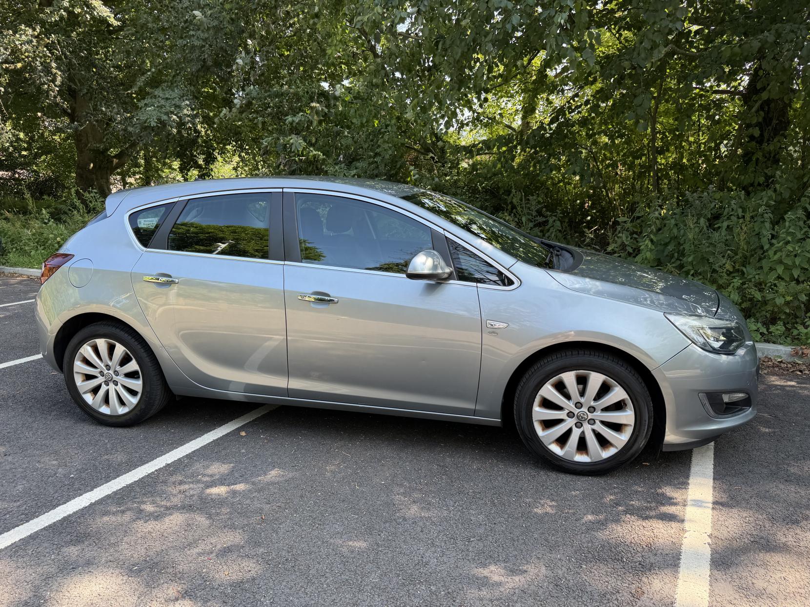 2013 Vauxhall Astra thumbnail 24