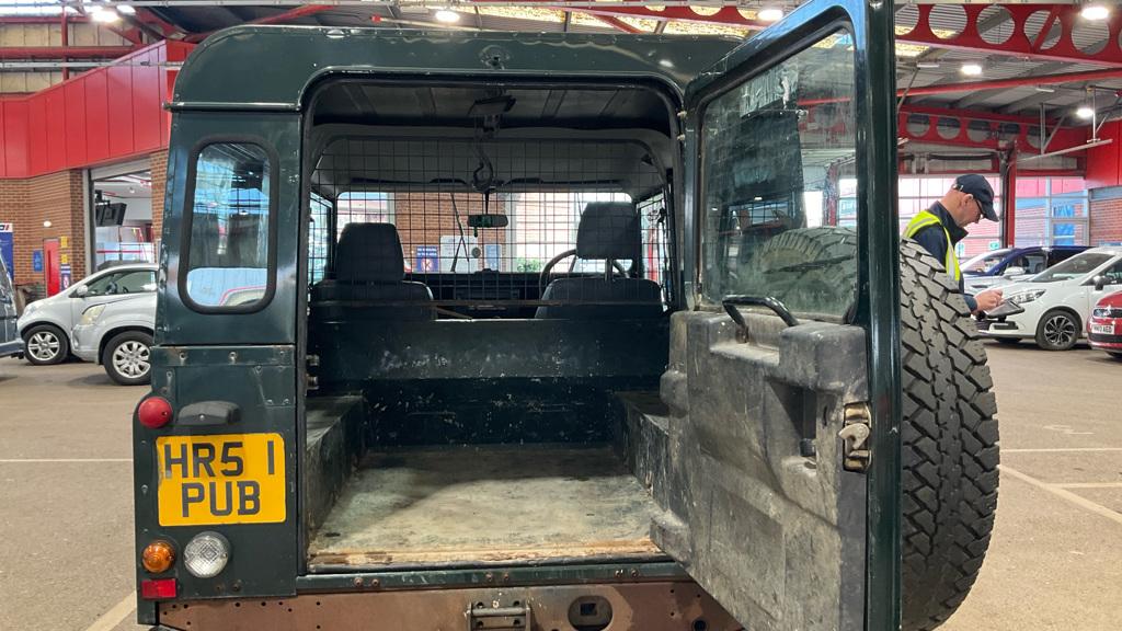 Land Rover Defender 90 2.5 TD5 County Hard Top SUV 3dr Diesel Manual SWB (282 g/km, 120 bhp)