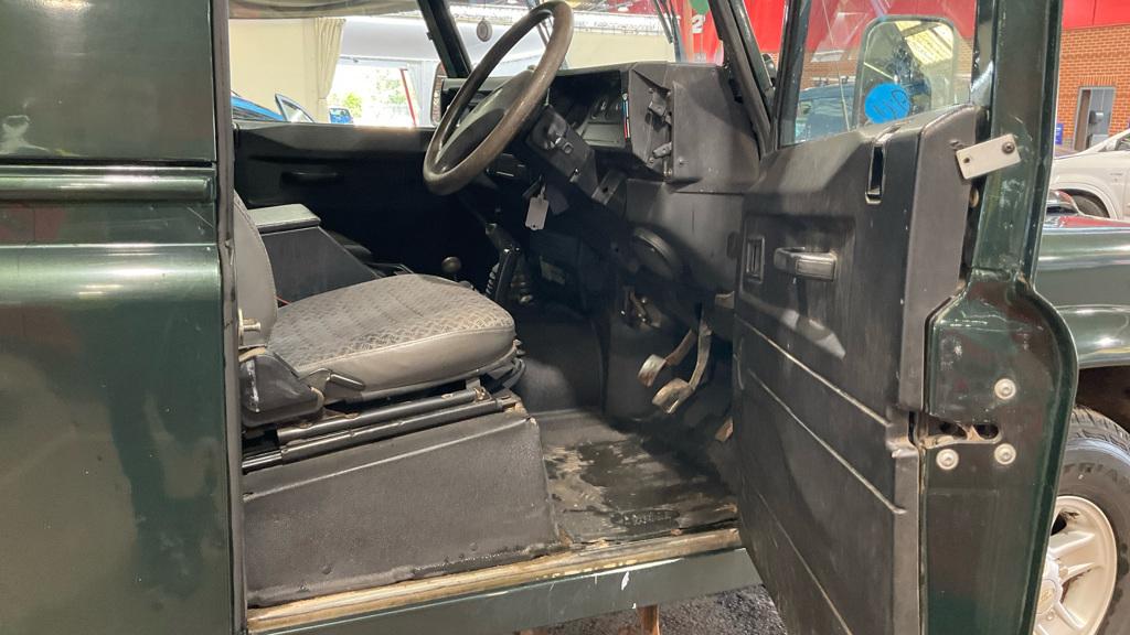 Land Rover Defender 90 2.5 TD5 County Hard Top SUV 3dr Diesel Manual SWB (282 g/km, 120 bhp)