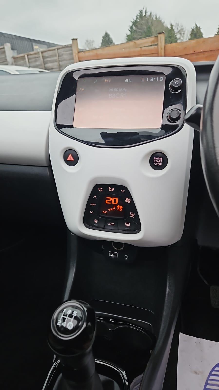 Peugeot 108 1.2 PureTech Roland Garros Top! 5dr Petrol Manual Euro 6 (82 ps)