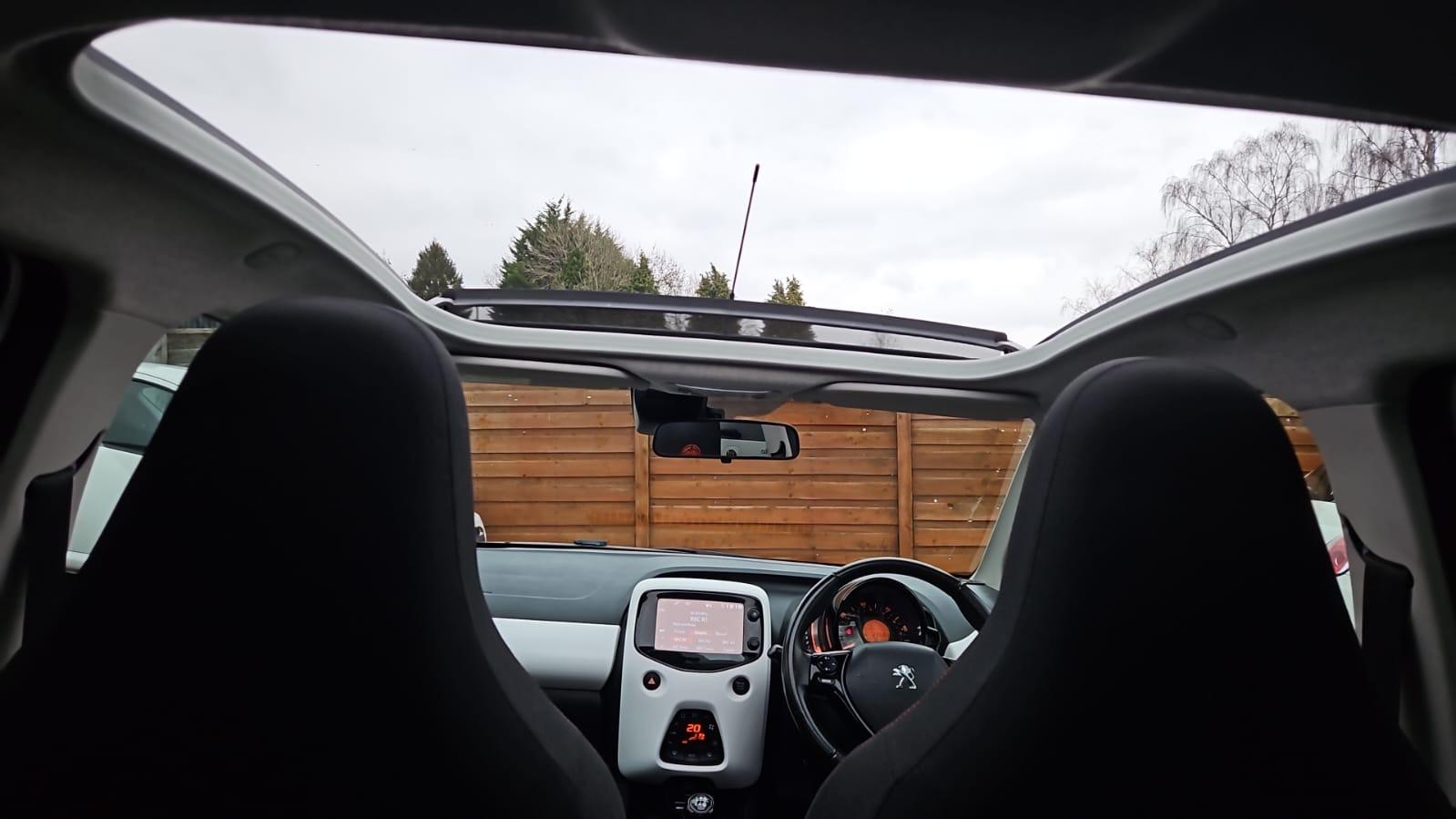 Peugeot 108 1.2 PureTech Roland Garros Top! 5dr Petrol Manual Euro 6 (82 ps)